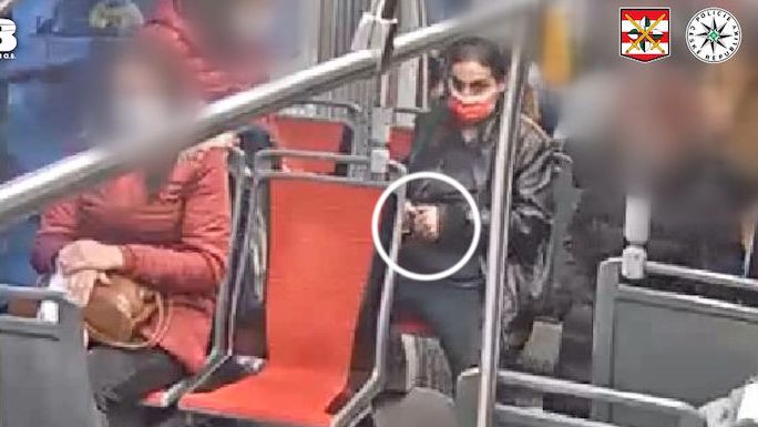 Zlodějka si přisedla k ženě v tramvaji a vytrhla jí mobil, zachytila ji kamera